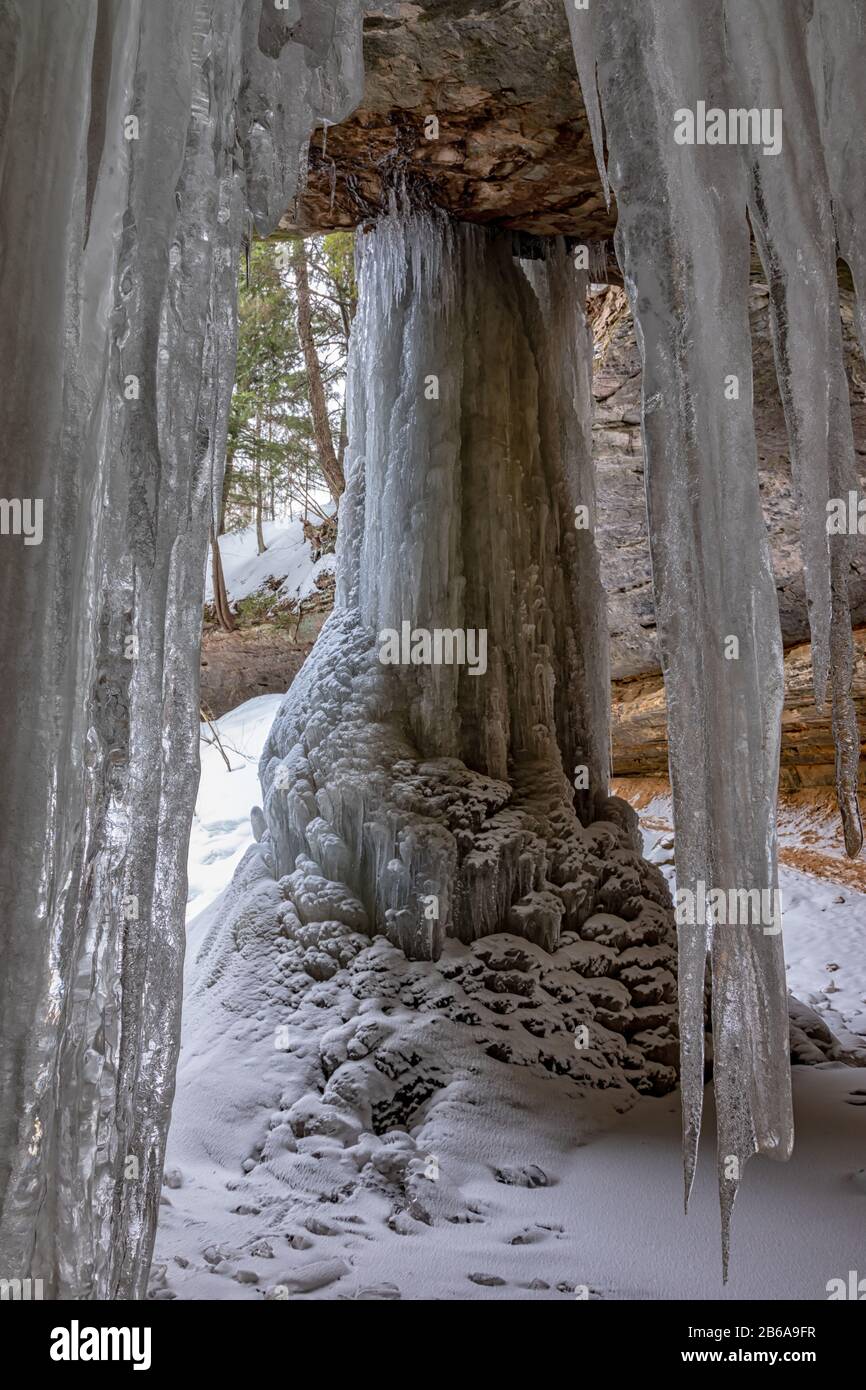 Memorial Falls è una cascata a Munising Michigan ed è congelato solido nella stagione invernale Foto Stock