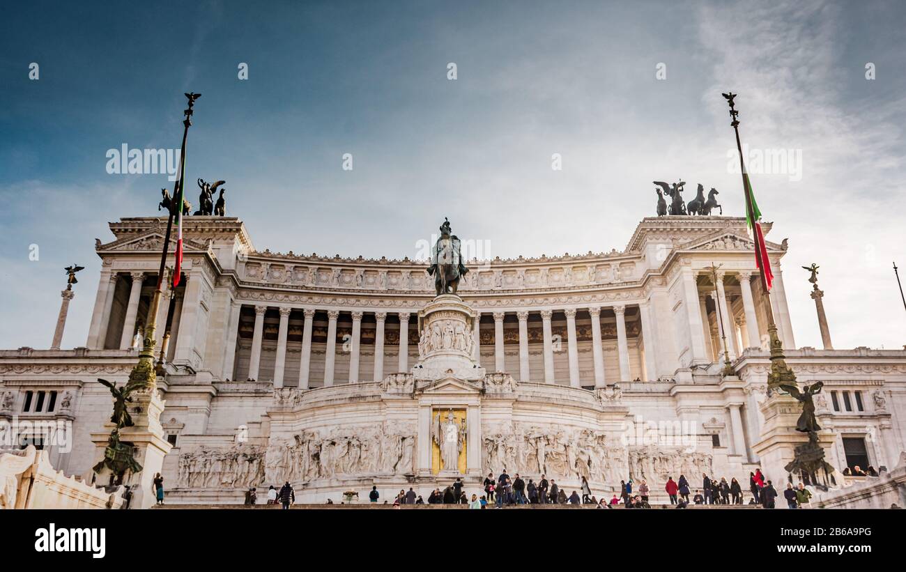 Guarda il monumento nazionale di Vittorio Emanuele II a Roma. Preso da Piazza Venezia Foto Stock