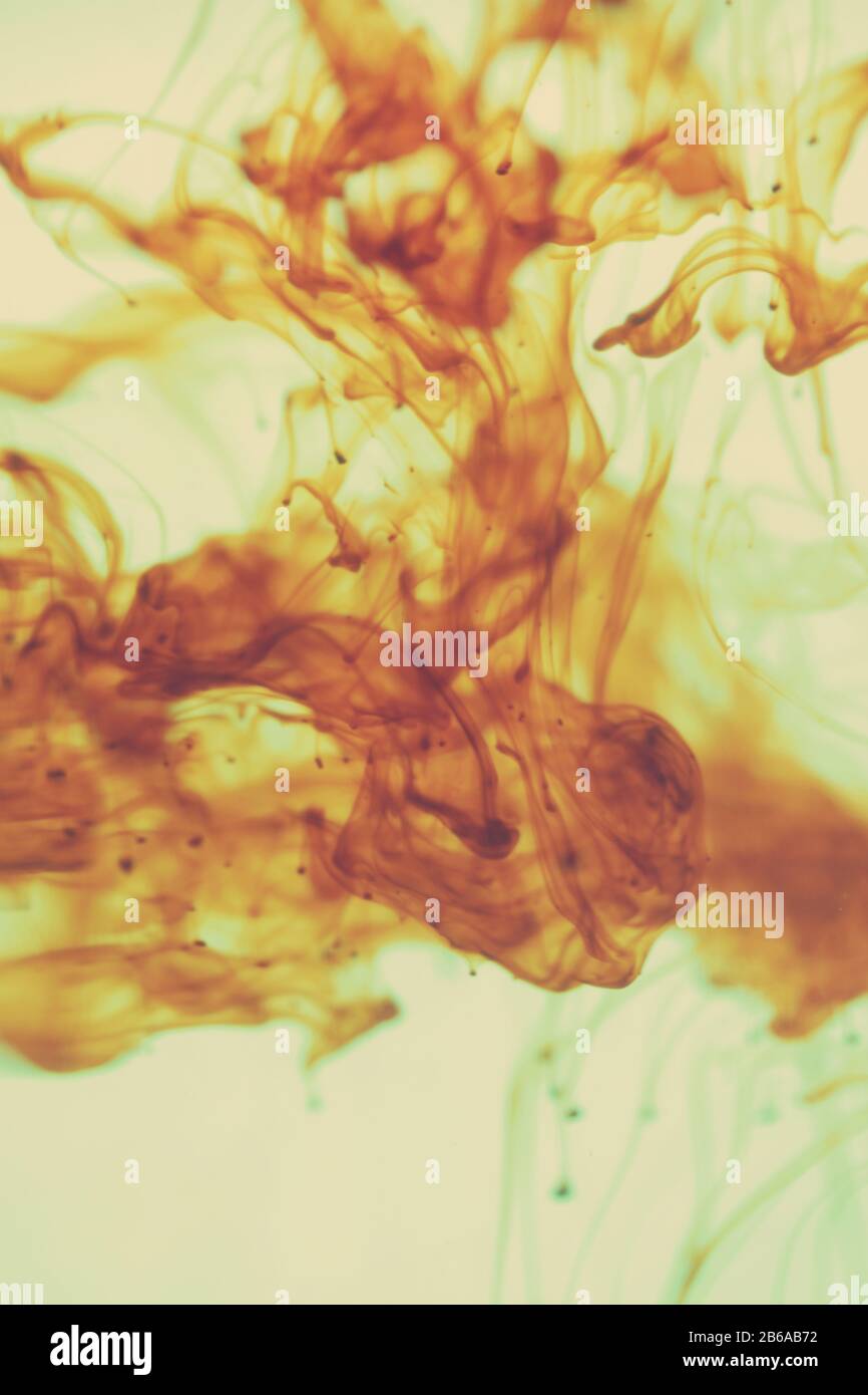 La vernice sullo sfondo dell'acqua sembra essere sangue o iodio Foto Stock