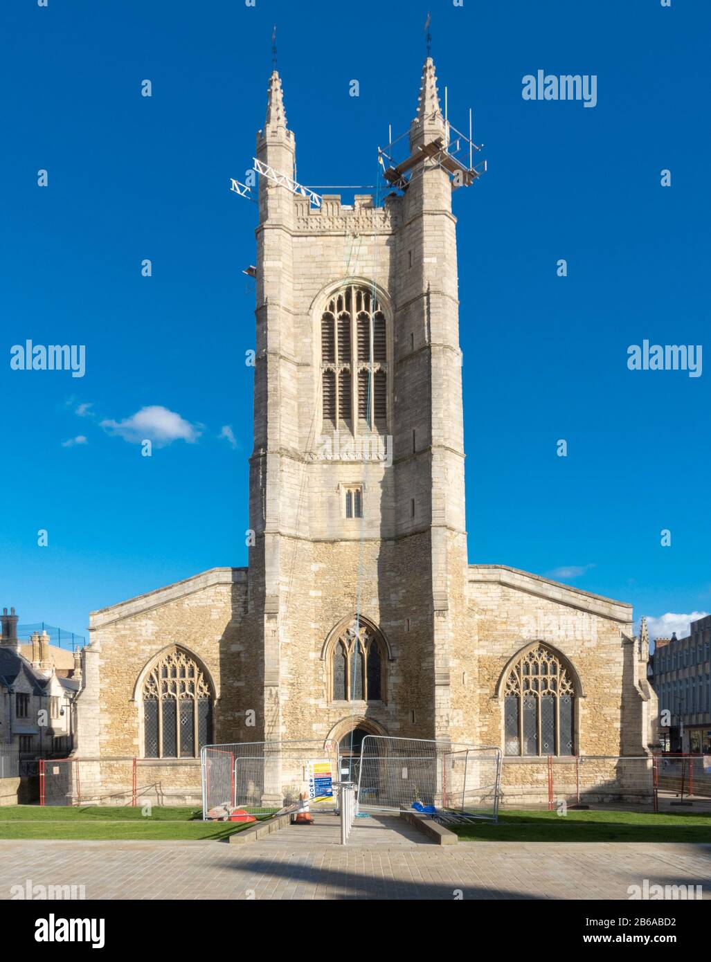 Chiesa di San Giovanni Battista, Piazza della Cattedrale, Peterborough, in fase di ristrutturazione della sua torre a causa della caduta di muratura all'inizio di marzo 2020 Foto Stock