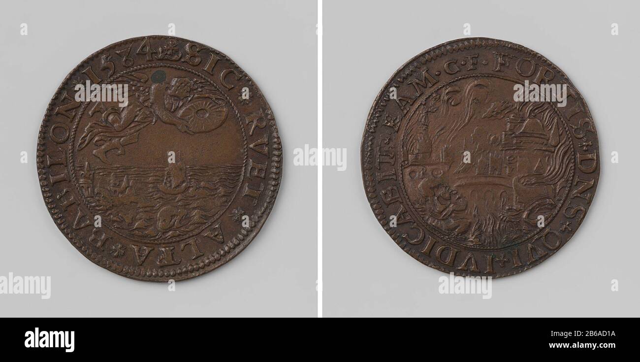 Allegoria della prevista caduta della fede cattolica romana Koperen penning. Voorzijde: Engel werpt molensteen in zee. Keerzijde: Brandende stad Roma; op voorgrond treurende vrouw en opschrift ORO binnen omschrift fabbricante : anoniem datazione: 1584 kenmerken Fisico: Koper Materiale: Koper Techniek: Slaan dimensioni: D 3 cm. × g 5,70 gr Data: 1584 - 1584 Foto Stock