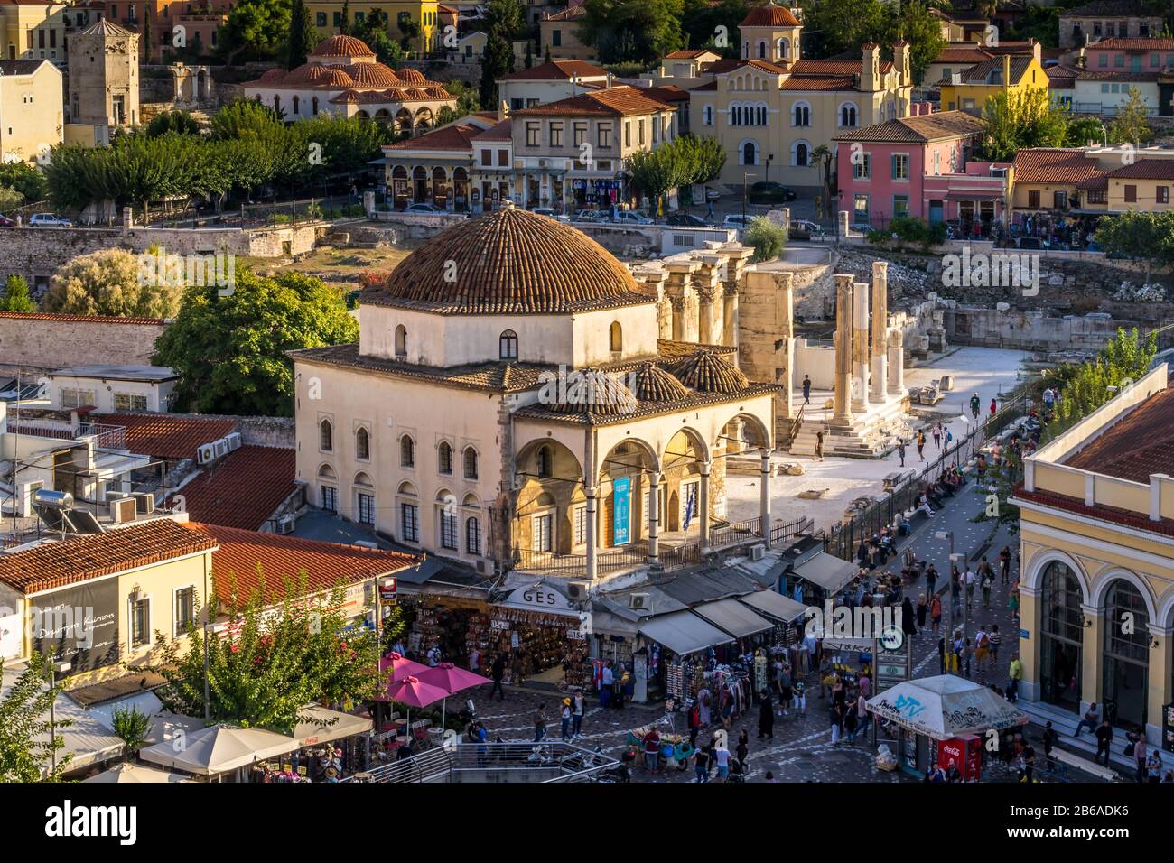 Atene, Grecia - 9 ottobre 2019 - la famosa Piazza Monastiraki è il luogo ideale per i turisti di Atene Foto Stock