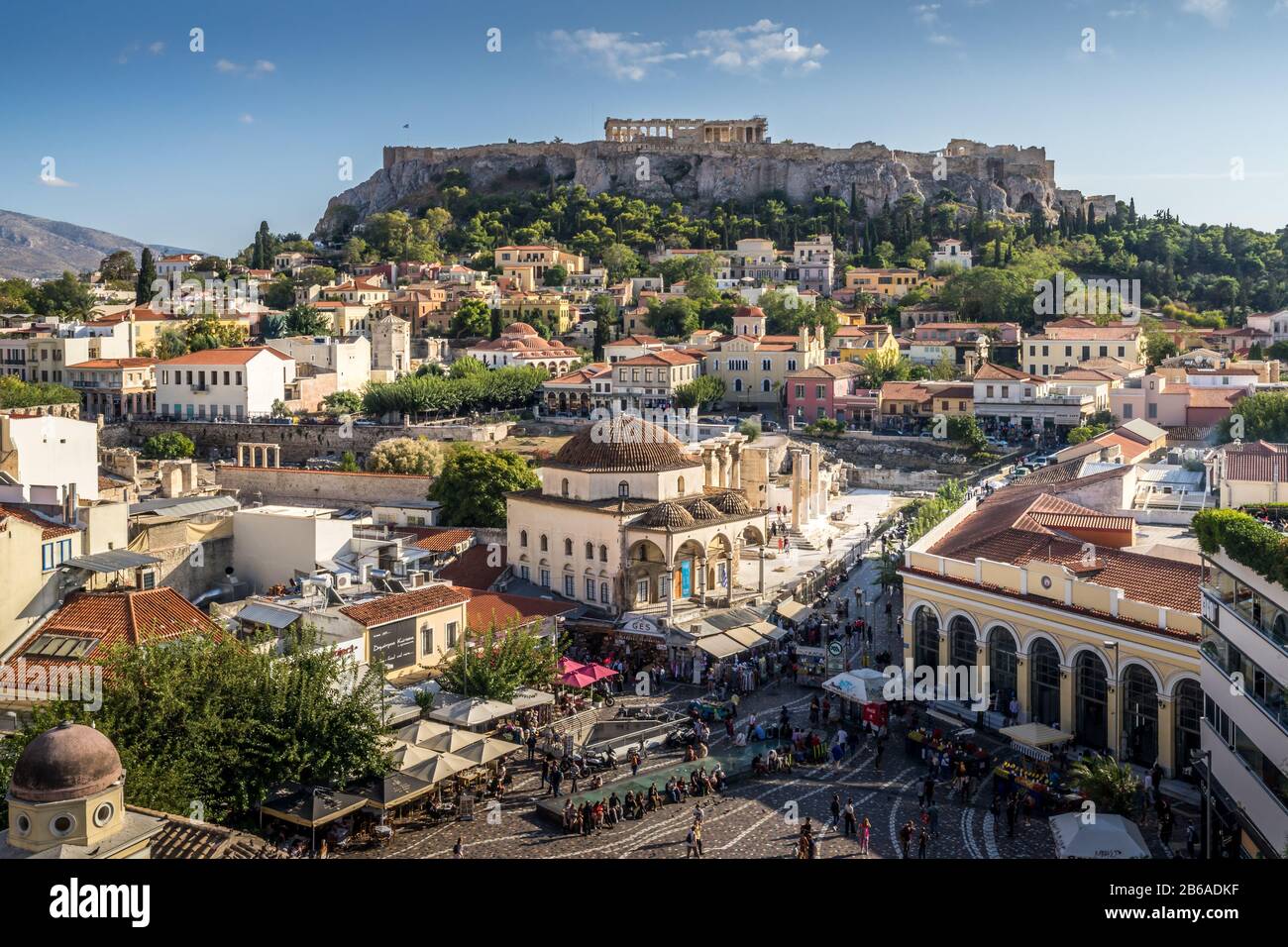 Atene, Grecia - 9 ottobre 2019 - la famosa Piazza Monastiraki e l'antica Acropoli sono i luoghi da non perdere per i turisti ad Atene Foto Stock