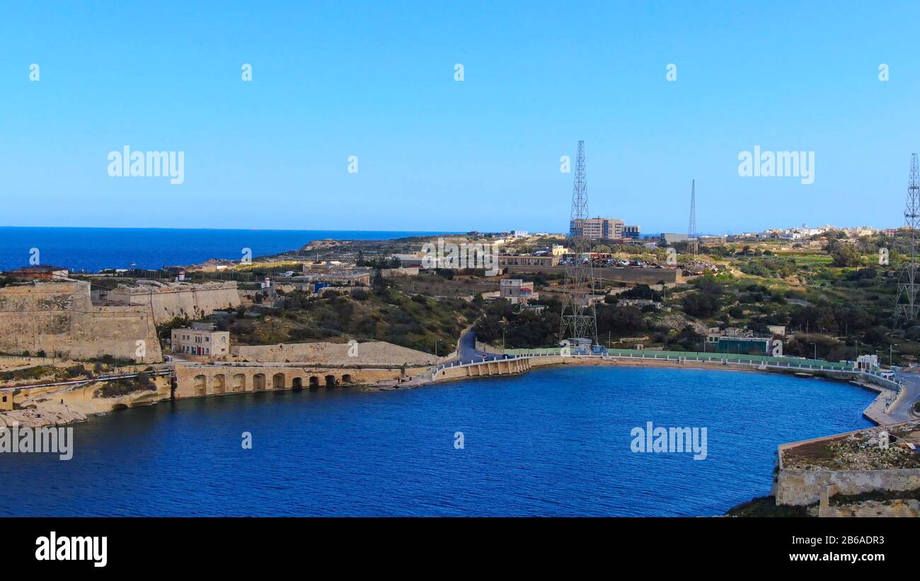 Bellissima baia di Rinella a Malta dall'alto Foto Stock