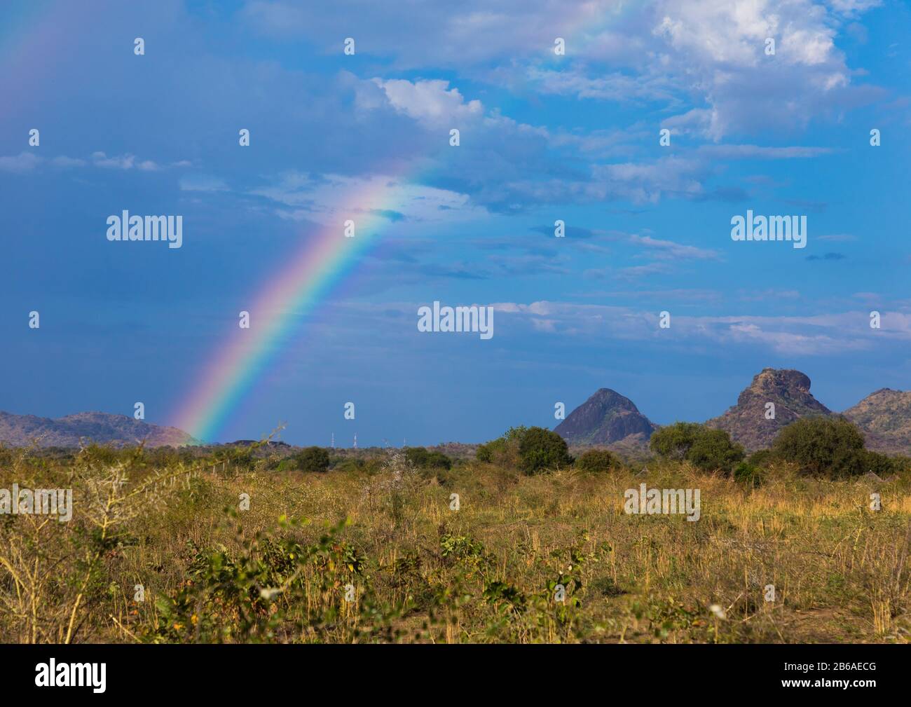 Arcobaleno sopra la campagna, Stato di Namorunyang, Kapoeta, Sudan del sud Foto Stock