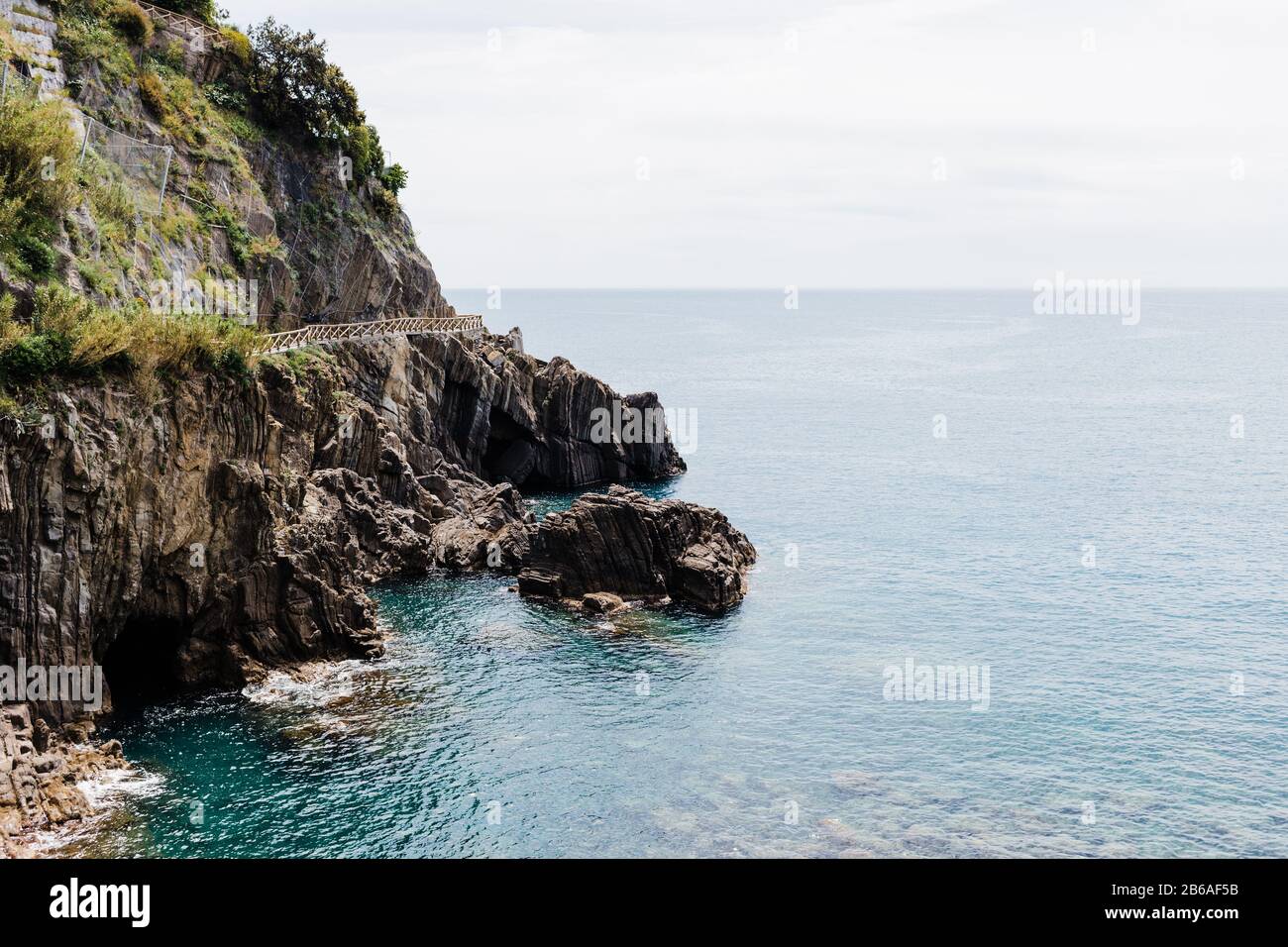 Bellissimo paesaggio di una scogliera sul mare Foto Stock