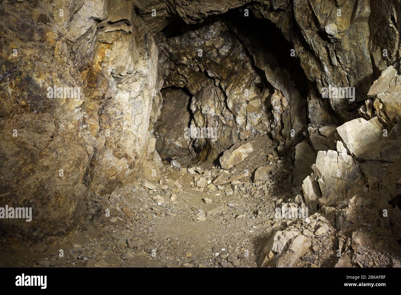 vecchio tunnel di miniera abbandonato con pareti rocciose frantumate Foto Stock