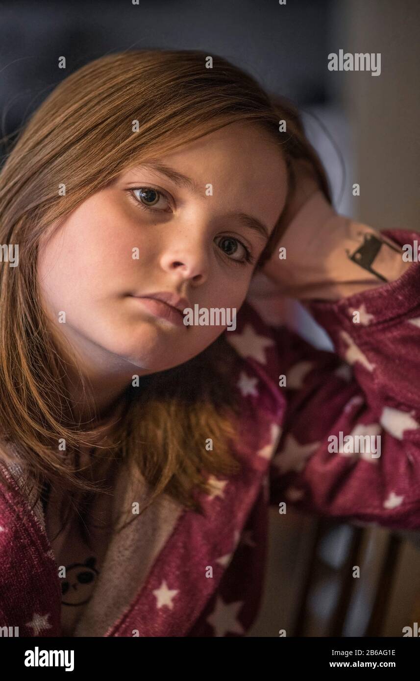 Ritratto di una ragazza di 10 anni che si sente male a casa. Foto Stock