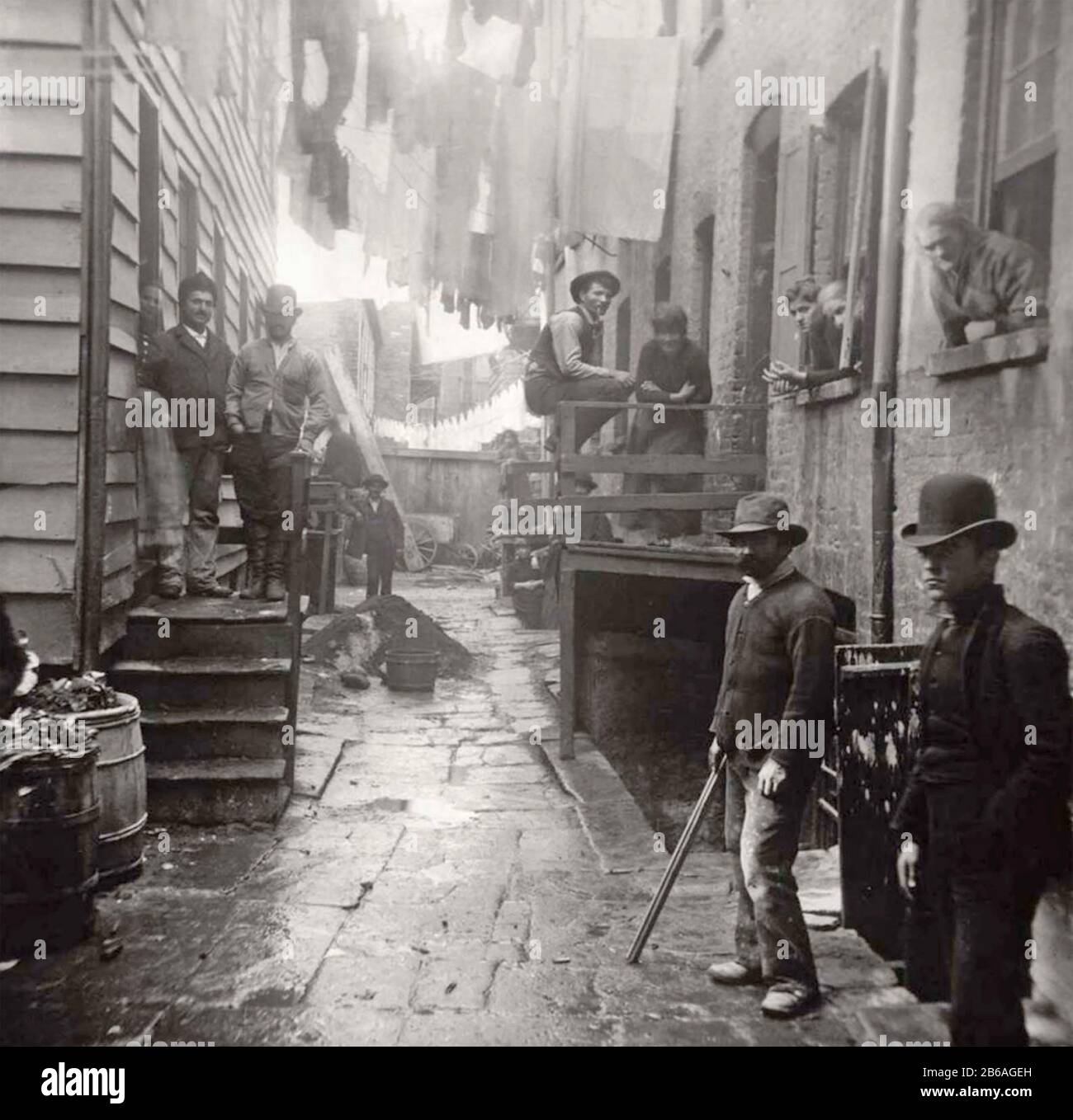 Jacob RIIS (1849-1914) giornalista danese-americano, fotografo e riformatore sociale. La sua foto 'Bandit's Roost' a 59 1/2 Mulberry Street, New York, mostra bande criminali in una delle zone più pericolose della città. Foto Stock
