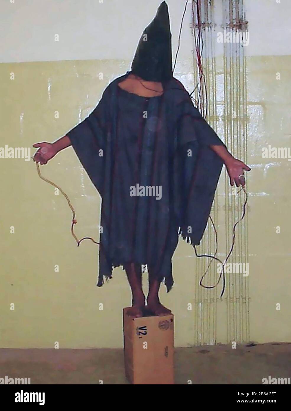 GUERRA in Iraq UN prigioniero Abdou Hussain Saad Faleh torturato nella prigione di Abu Ghraib 4 novembre 2003, preso dal Personale statunitense Sgt Ivan Frederick. Foto Stock