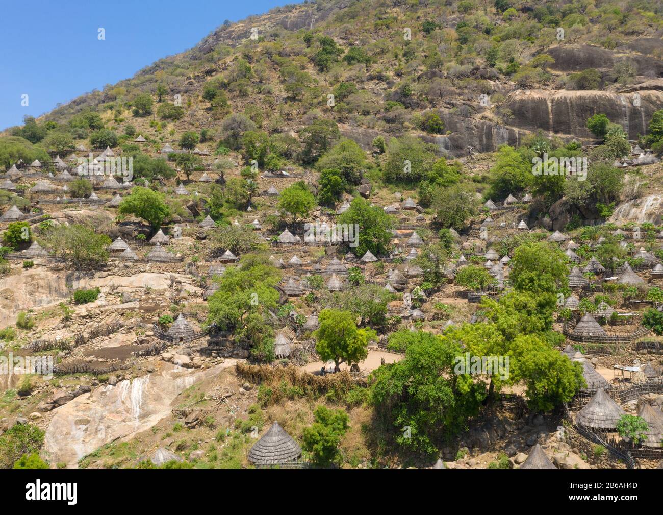 Veduta aerea di un tradizionale villaggio della tribù Lotuko nella montagna, Equatoria Centrale, Illeu, Sudan del Sud Foto Stock