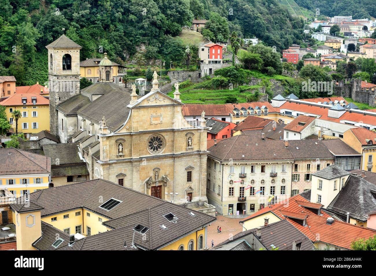 Bellinzona, SVIZZERA - 4 LUGLIO 2014: La Collegiata e la città di Bellinzona, visto da Castelgrande. L'edificio rinascimentale fu costruito nel 15 Foto Stock