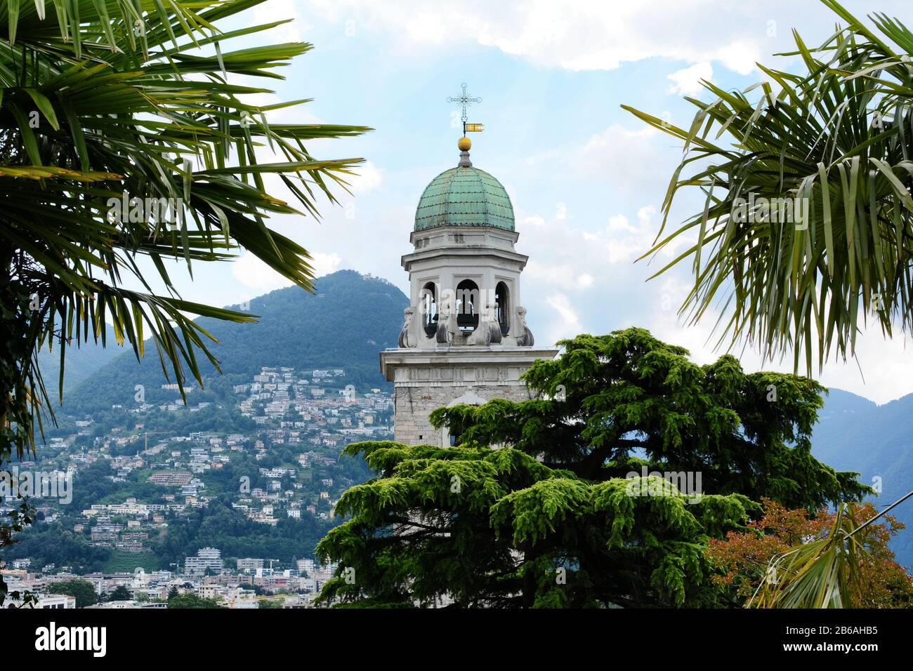 Lugano, SVIZZERA - 6 LUGLIO 2014: La Cattedrale del Campanile di San Lorenzo. La torre è in stile barocco con una lanterna ottagonale coperta da Foto Stock