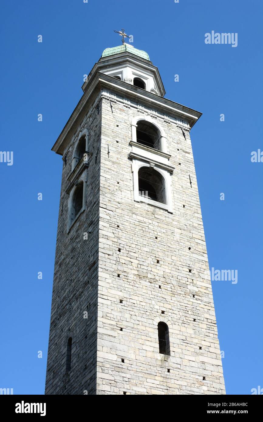 Lugano, SVIZZERA - 6 LUGLIO 2014: Campanile della Cattedrale di San Lorenzo. La torre è in stile barocco con lanterna ottagonale coperta Foto Stock