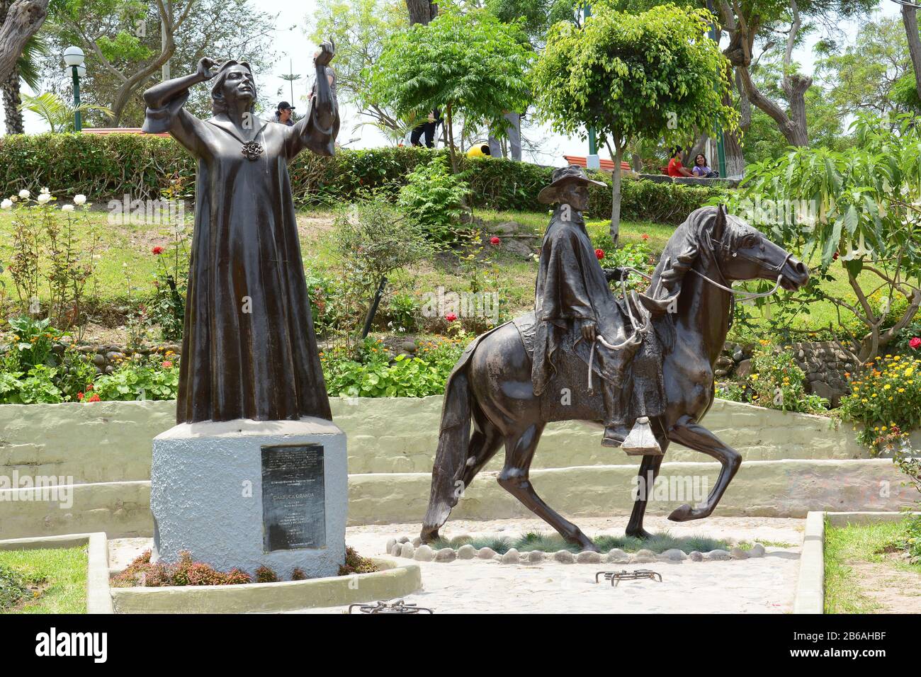 Barranco, PERÙ - 18 OTTOBRE 2015: Statua di Chabuca Granda. Il memoriale del cantante e compositore nativo si trova nel distretto di Barranco di Lima. Foto Stock