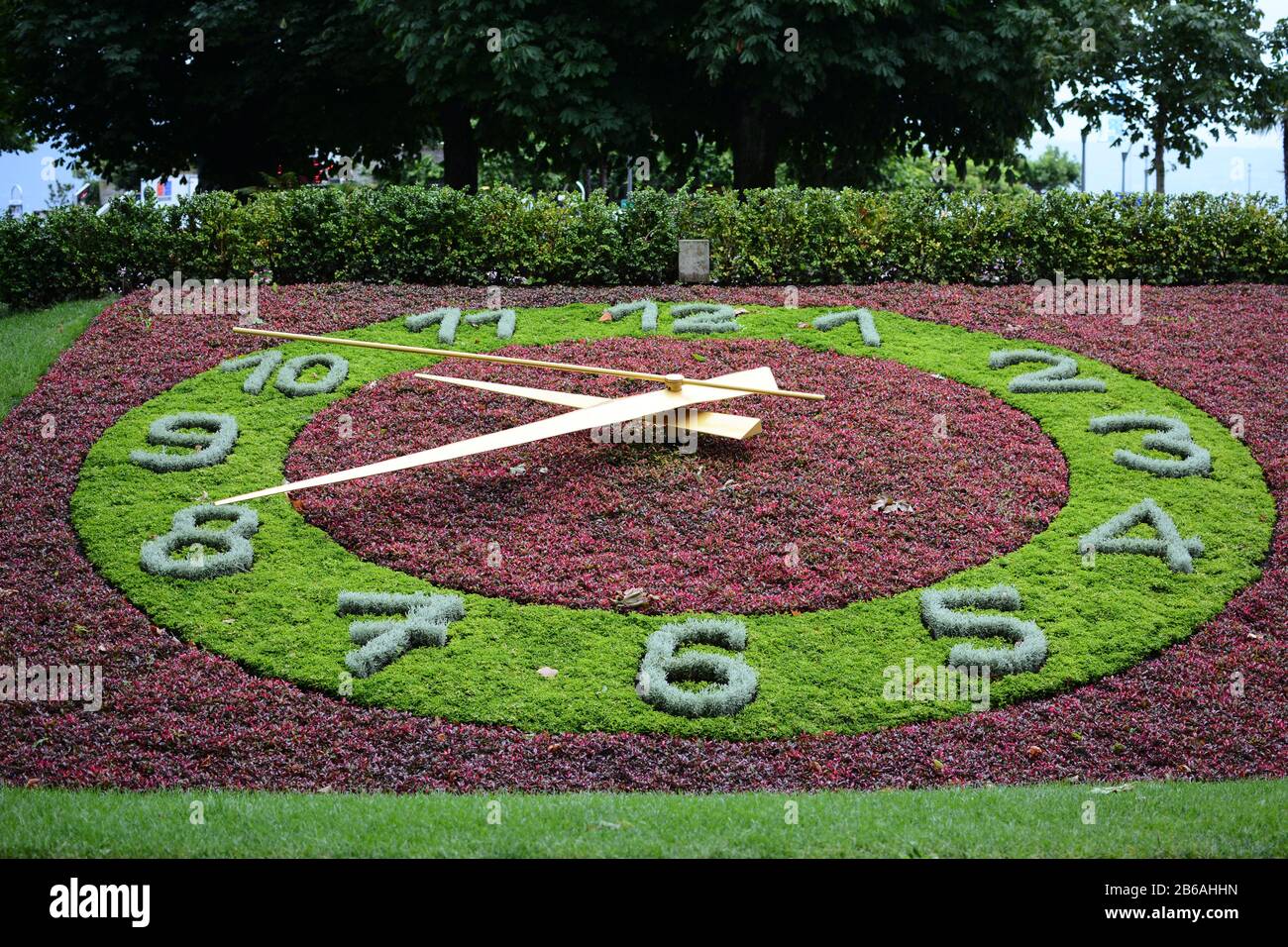 Lausanne-OUCHY, SVIZZERA - 9 LUGLIO 2014: Il Floral Clock a Ouchy, un distretto di Losanna. L'orologio dei fiori, in un parco vicino al porto, è simbolico o Foto Stock