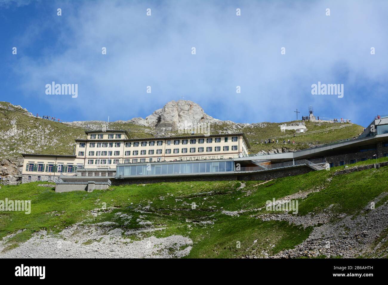 Alpnachstad, SVIZZERA - 3 luglio 2014: L'Hotel Pilatus-Kulm, inaugurato nel 1890, sorge in cima al Monte Pilatus, nelle Alpi svizzere. Vista dalla P Foto Stock