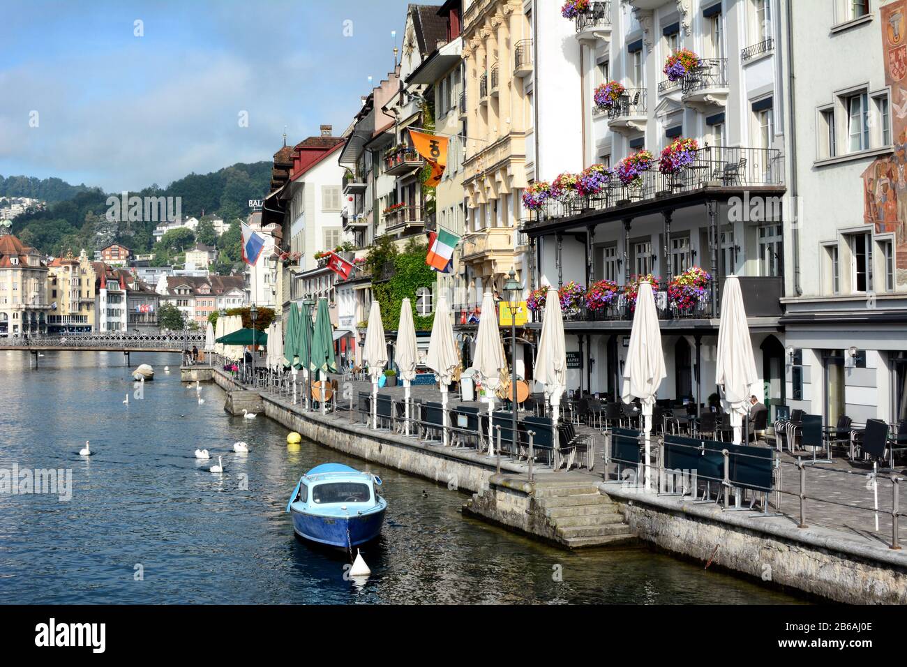 Lucerna, SVIZZERA - 2 LUGLIO 2014: Hotel e ristoranti sul fiume Reuss, Svizzera. Il fiume è il quarto fiume più grande in Svizzera e. Foto Stock