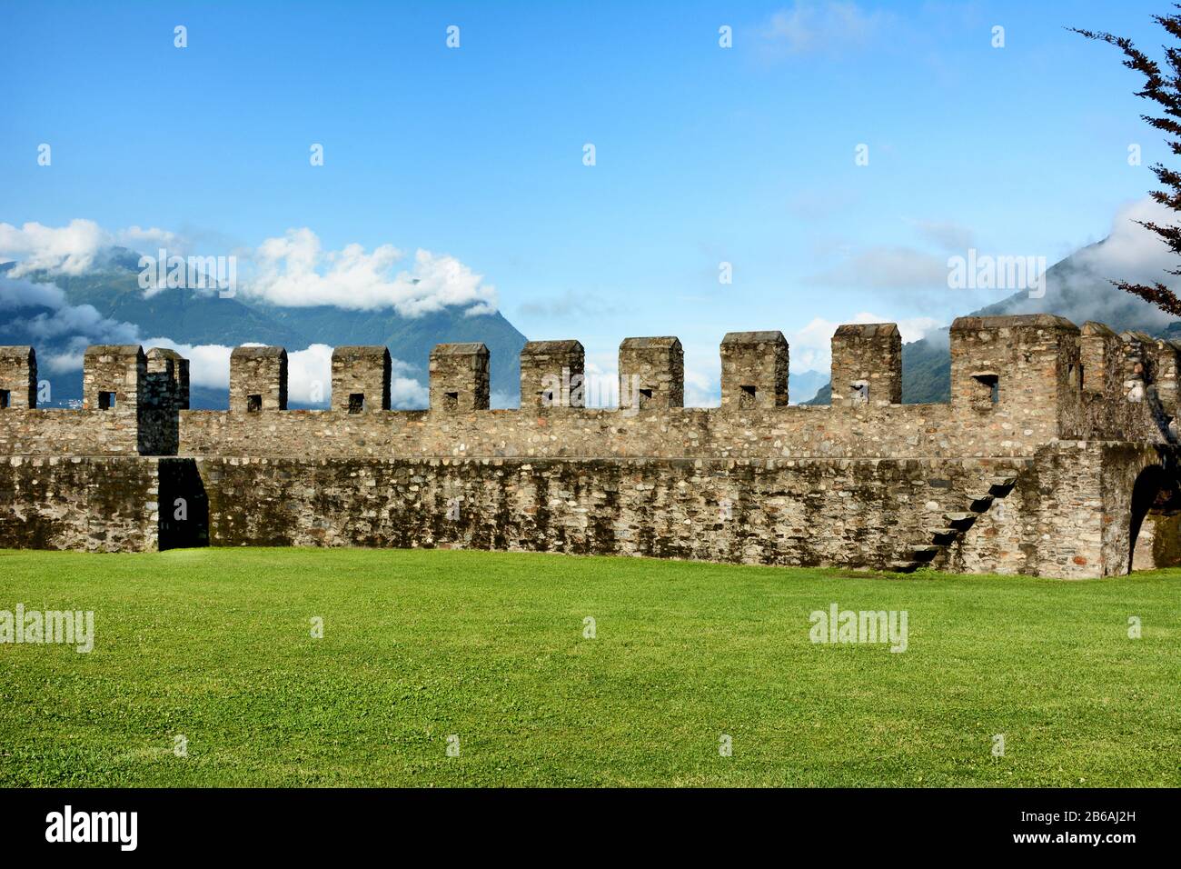 Bellinzona, SVIZZERA - 4 LUGLIO 2014: Prato e Bastioni a Castelgrande, Bellinzona. Patrimonio dell'umanità dell'UNESCO, la fortezza si affaccia sulla città Foto Stock