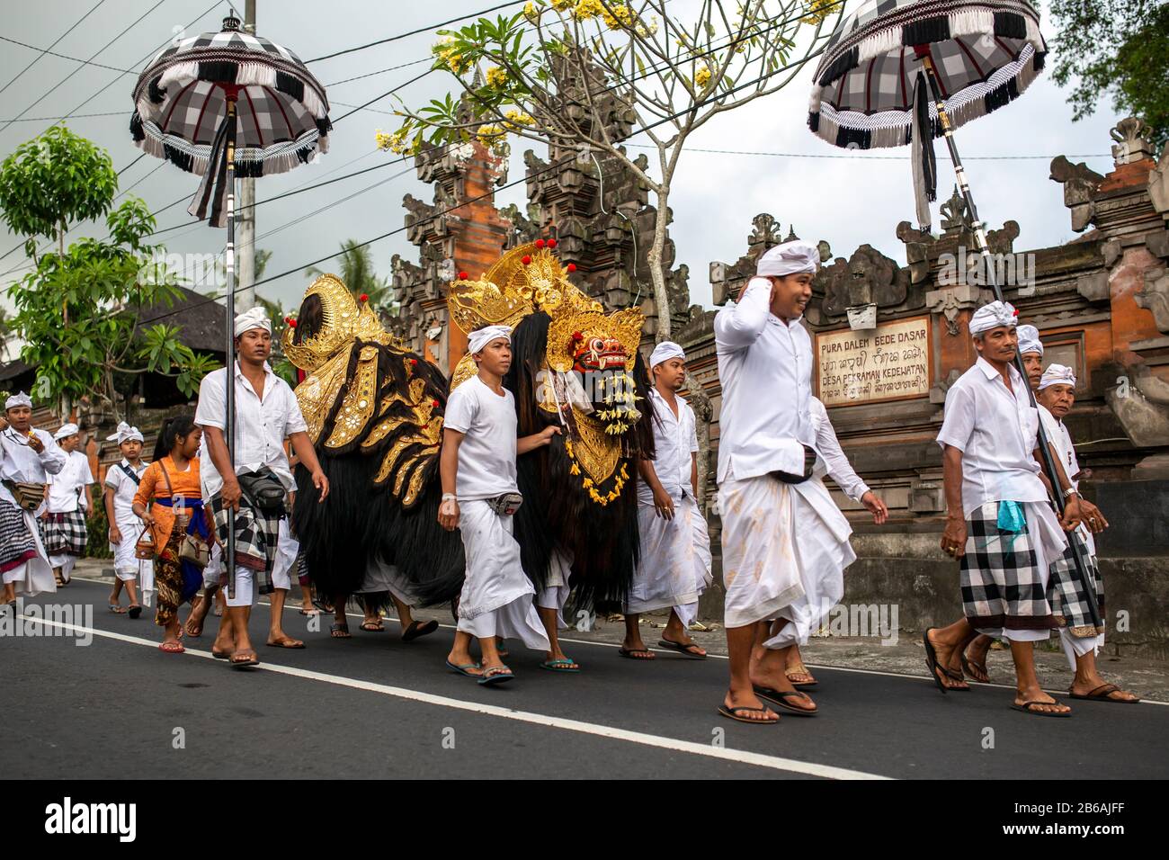 Ubud, Indonesia - 9 settembre 2016: Le persone per le strade di Bali celebrano le vacanze Galungan/Kuningan. Foto Stock