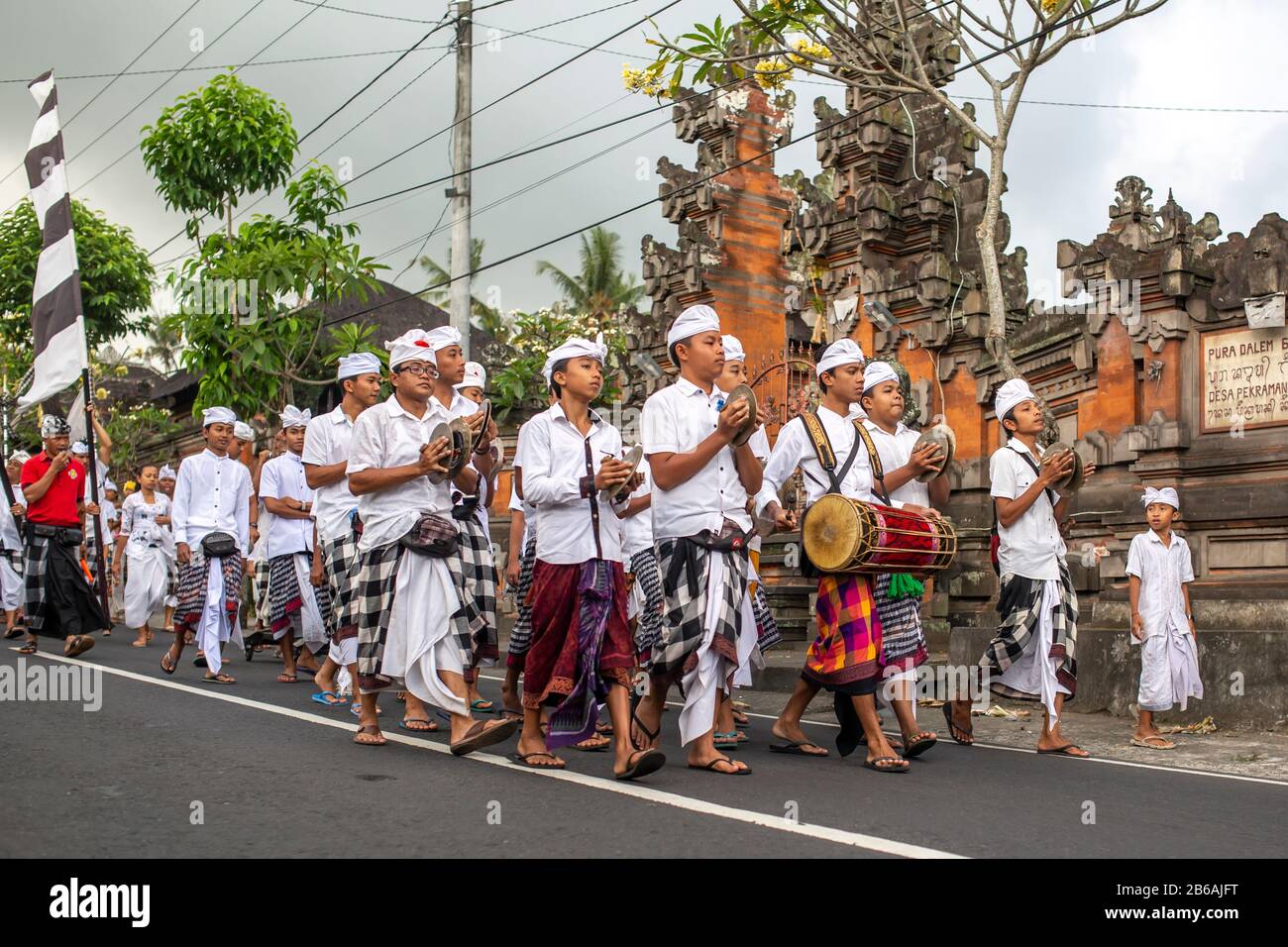Ubud, Indonesia - 9 settembre 2016: Le persone per le strade di Bali celebrano le vacanze Galungan/Kuningan. Foto Stock