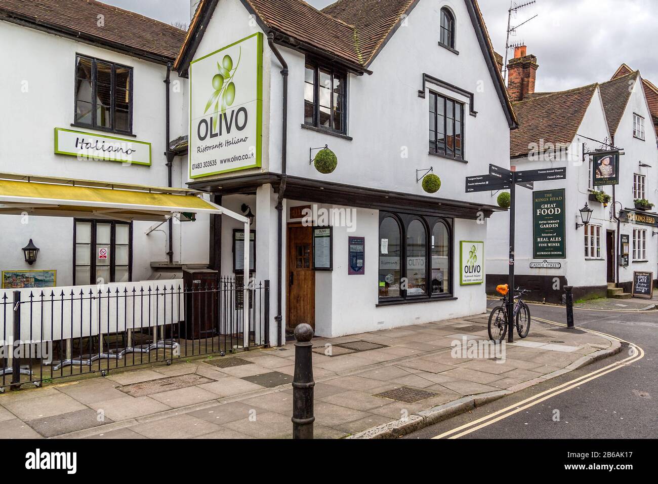 Il ristorante Olivo, originariamente il vecchio dispensario, era il primo centro medico di Guildford, aperto nel 1860. Guildford, Surrey, Inghilterra. Foto Stock