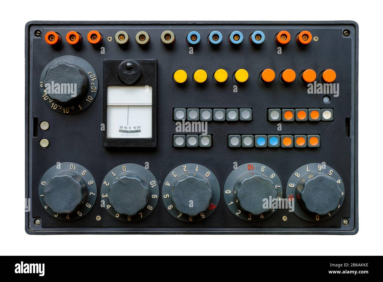 Oggetti isolati: Vecchio pannello di controllo con interruttori, pulsanti, indicatori e quadranti Foto Stock