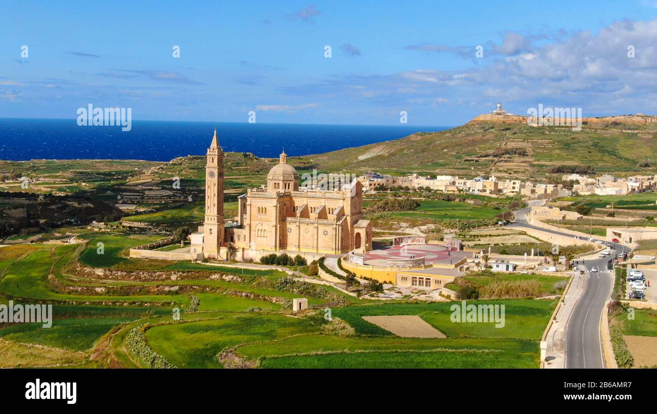 Veduta aerea della Basilica Ta Pinu a Gozo, un santuario nazionale Foto Stock