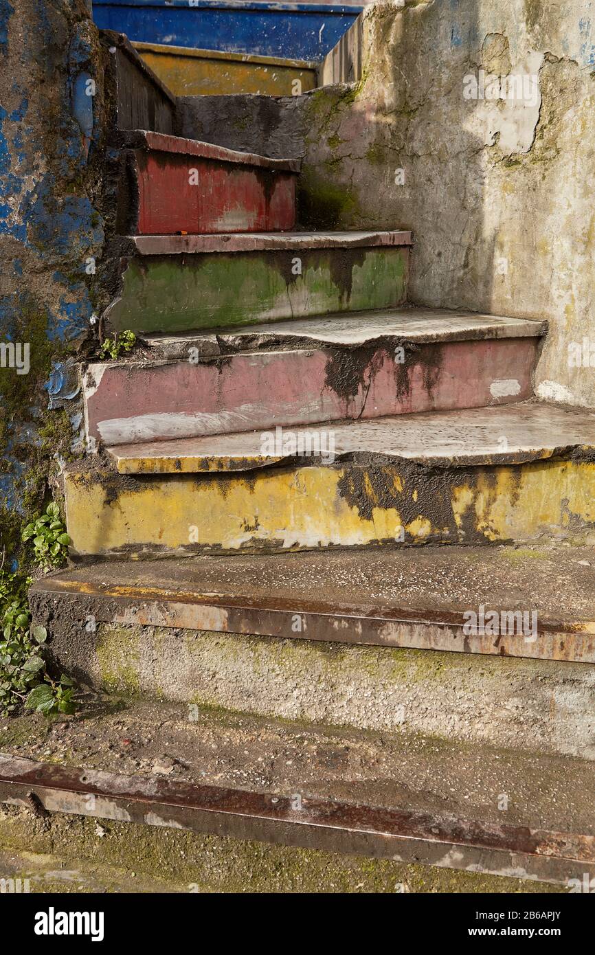 Una vecchia scala a chiocciola in cemento con un colore arcobaleno, situata nella strada della città turca di Istanbul. Foto Stock