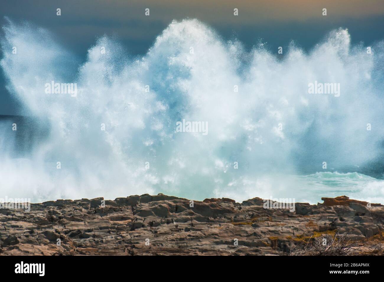 Un'enorme ondata che si infrangono contro le rocce a Tempeste River Mouth, Tsitsikamma National Park, Sud Africa Foto Stock