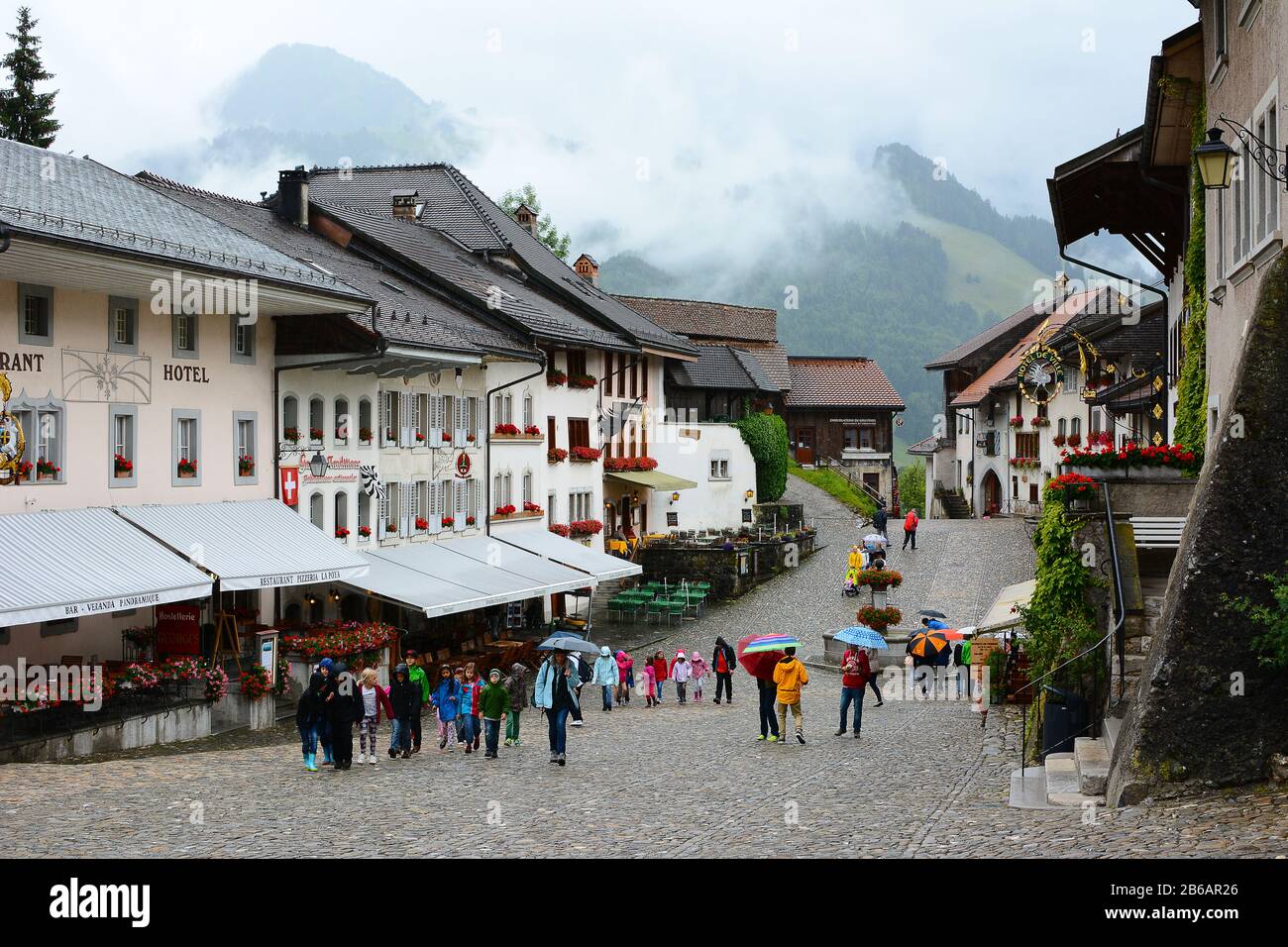 Gruyeres, SVIZZERA - 8 LUGLIO 2014: La città di Gruyeres. La città medievale è un'importante località turistica nell'alta valle del fiume Saane Foto Stock