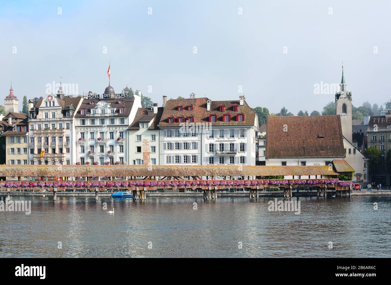 Lucerna, SVIZZERA - 2 LUGLIO 2014: Gli hotel si trovano sulla riva del fiume Reuss a Lucerna, Svizzera. Chapel Bridge attraversa il fiume di fronte al Foto Stock