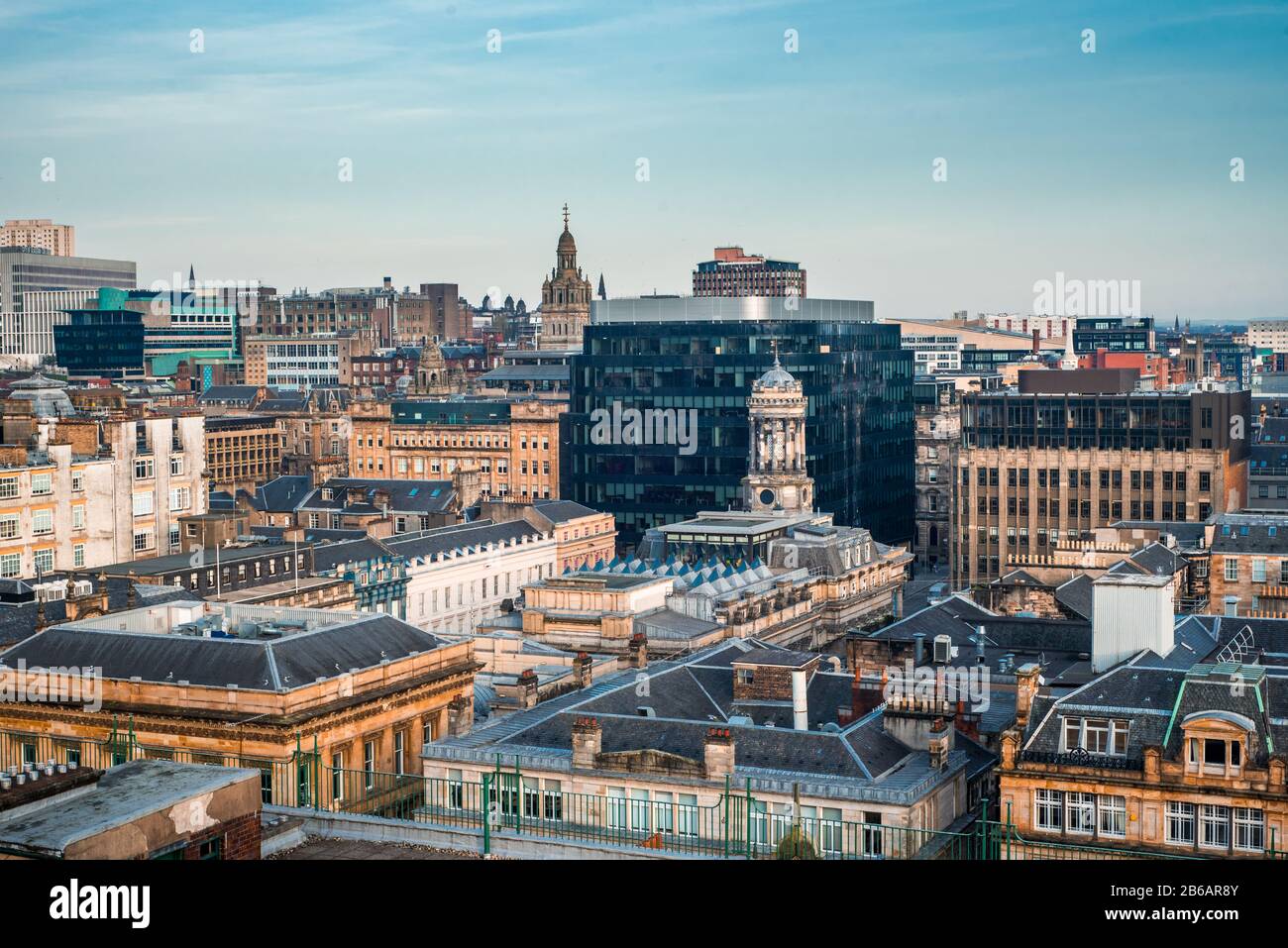 Una vista sul tetto dell'architettura mista di edifici vecchi e nuovi nella città di Glasgow alla luce del tardo pomeriggio, in Scozia Foto Stock