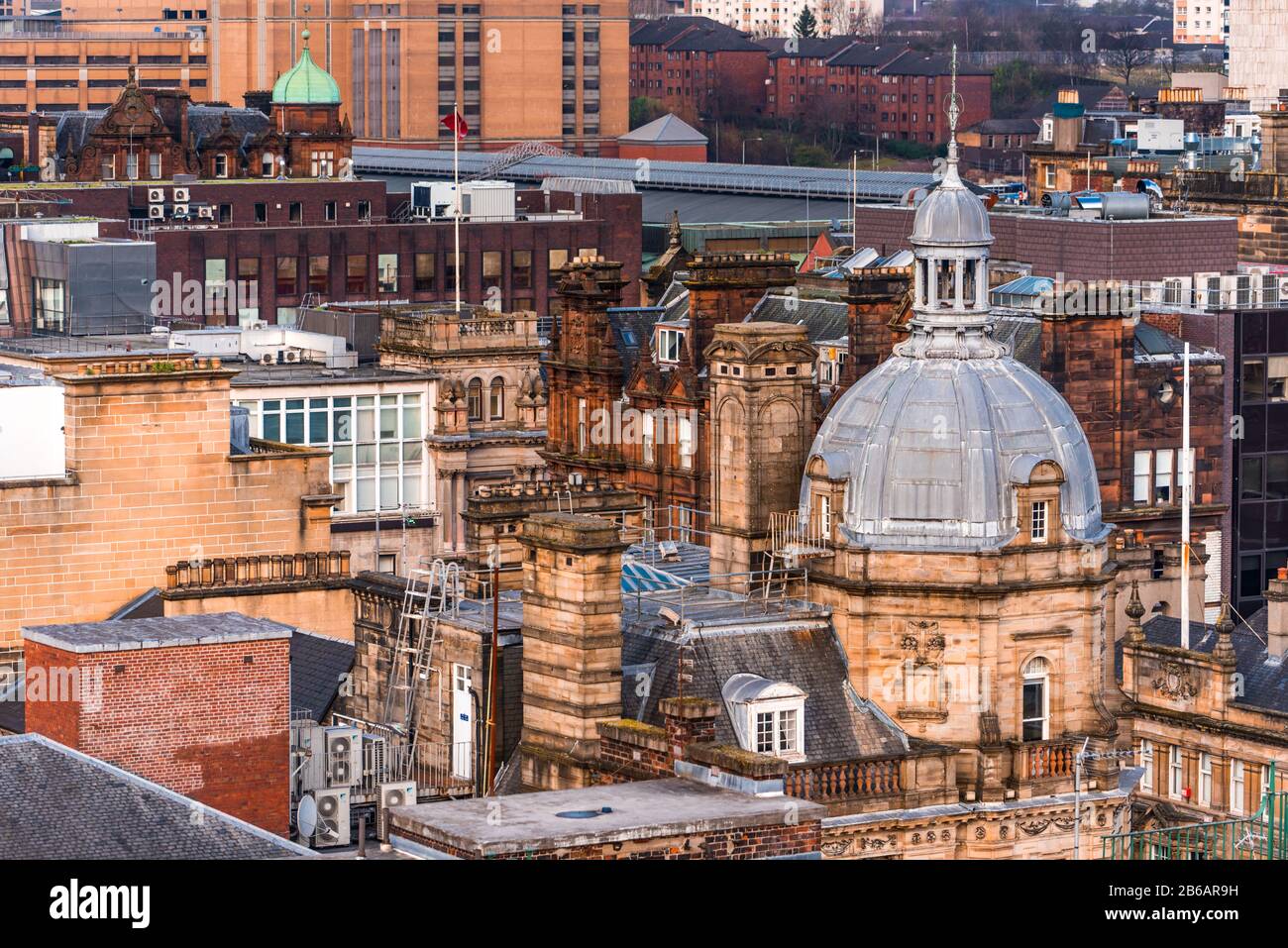 Una vista sul tetto dell'architettura mista di edifici vecchi e nuovi nella città di Glasgow alla luce della sera, in Scozia Foto Stock