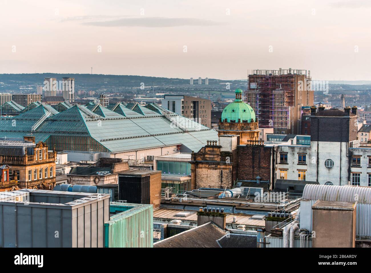Una vista dell'architettura mista di edifici vecchi e nuovi nella città di Glasgow in luce serale, Scozia Foto Stock