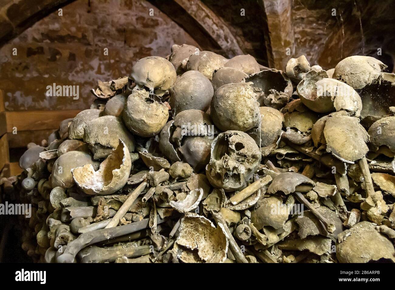 Bone Crypt - Holy Trinity, Rothwell, Northamptonshire, Inghilterra, Regno Unito. Sotto la chiesa nasconde un ossario dimenticato del 13th secolo, che è stato scoperto in A. Foto Stock