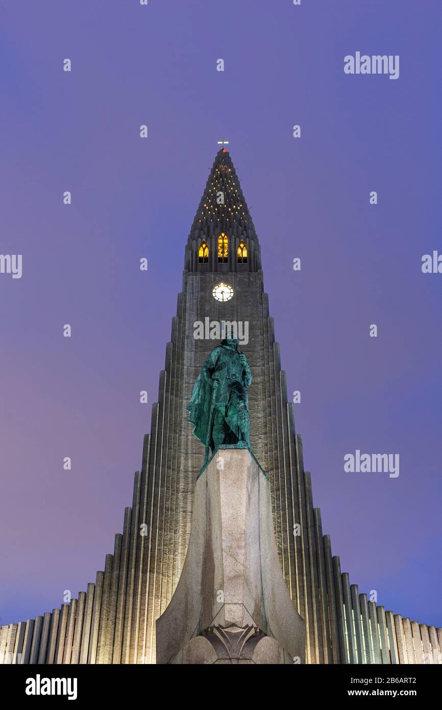 La Statua dell'esploratore Leif Erikson di fronte alla chiesa di Hallgrimskirkja, Reykjavik, islanda Foto Stock