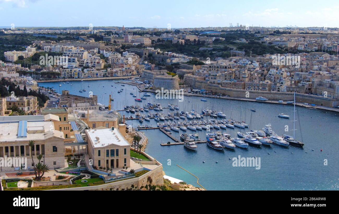 Bellissima baia di Rinella a Malta dall'alto Foto Stock