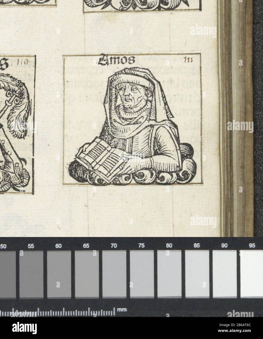Amos Amos (oggetto del titolo) Liber Chronicarum (titolo della serie) Een bloemkelk met een man met kaproen en boek, naar Links gericht. De voorstelling is een fragment van de lijn van de profeten van Israël in de Liber Chronicarum. De tekst identificeert em de profeet Amos. De prent maakt deel uit van een album. Produttore : prentmaker: Michel Wolgemut (atelier van)prentmaker: Wilhelm Pleydenwurff (atelier van)Plats manufacturing: Neurenberg Dating: 1493 Physical kenmerken: Houtsnede geplakt op albumblad; tekst in boekdruk; verso met tekst in boekdruk Materiale: Techniek: Druk de subhoudrek Foto Stock