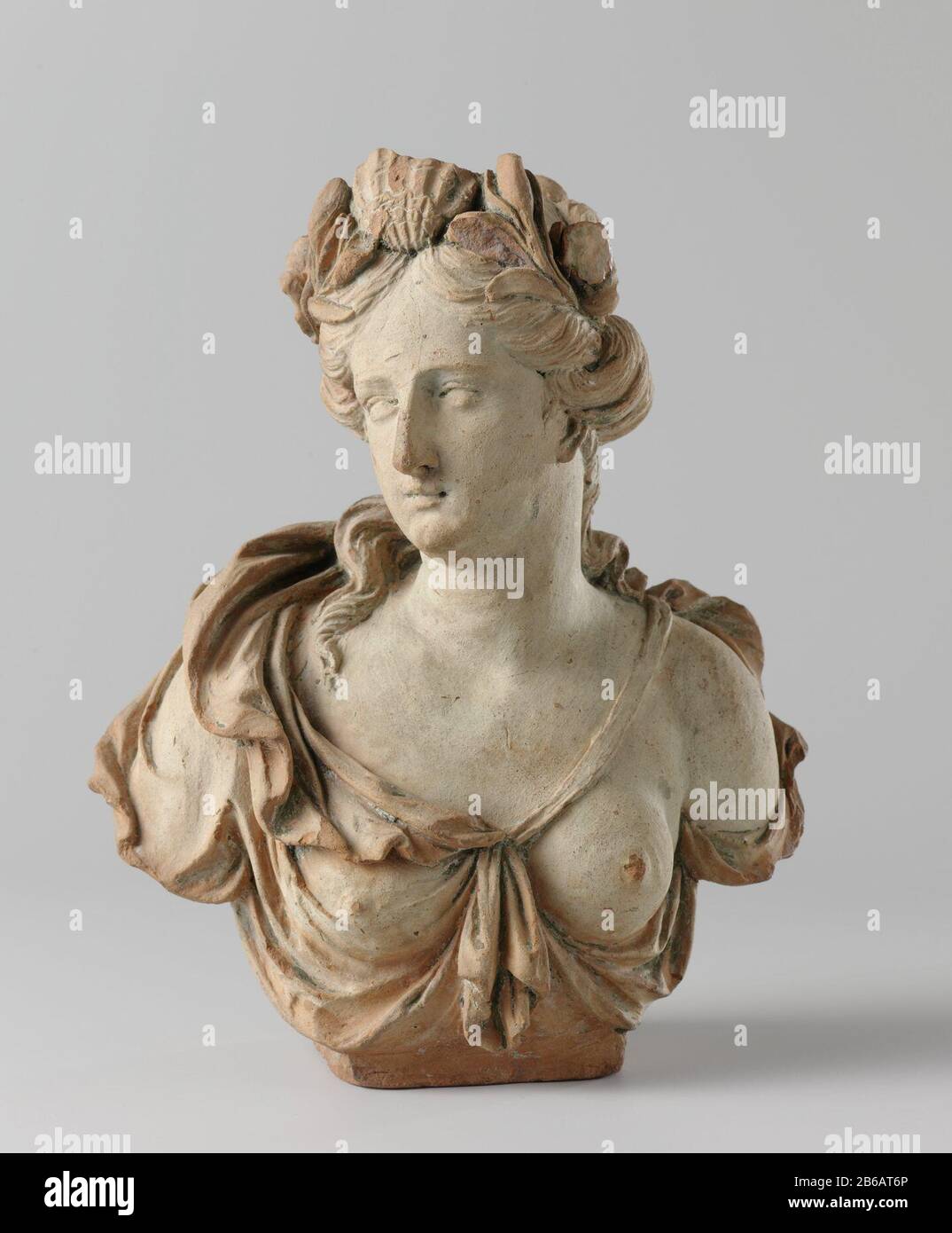 Amphitrite, busto Amphitrite, borstbeeld Oggetto tipo : beeldhouwwerk Objectnummer: BK-NM-3324 fabbricante : Plats fabbricante: Holland Dating: 1700 - 1725 Materiale: Terracotta Techniek: Boetseren dimensioni: H 26 cm. × b 21,1 cm. × d 12,5 cm. Foto Stock