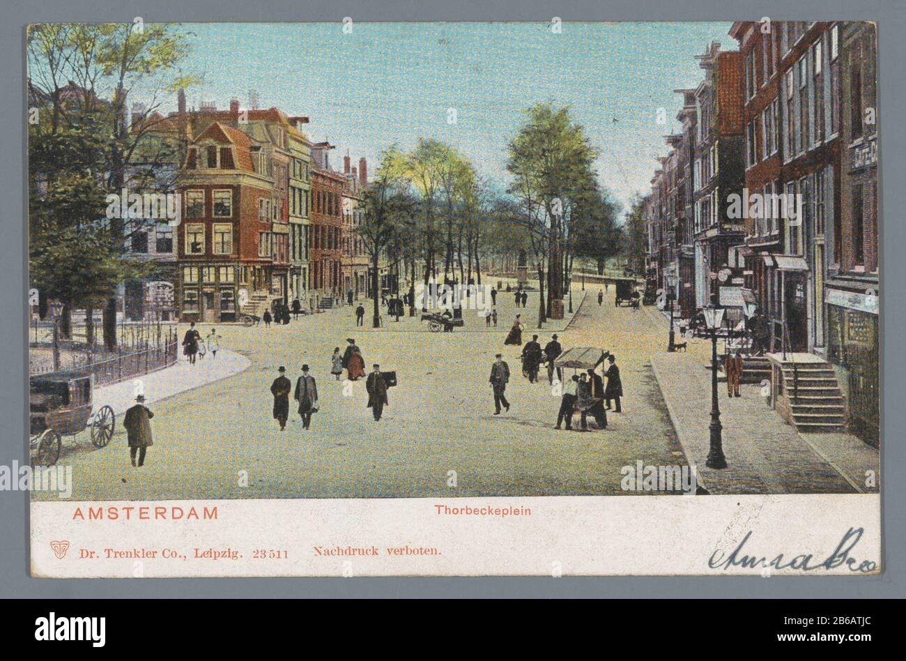 Amsterdam, Thorbeckeplein (oggetto del titolo) Amsterdam, Thorbeckeplein (oggetto del titolo) Property Type: Photomechanical print cartolina numero articolo: RP-F F20120 Iscrizioni / marchi: Iscrizione, recto, stampato: 'D.r. Trenckler Co., Lipsia. 23511 Eisenach Press verboten.' fabbricante : creatore : Trenkler & Co. (Quotata in Borsa) Fabbricazione Del Luogo: Amsterdam Data: Nov 10 1903 Materiale: Cartone Tecnica: Vierkleurenautotipie / scrivere misure: Cartone: H 90 mm × W 138 mm Oggetto: Quadrato, luogo, circo, ecc. Foto Stock