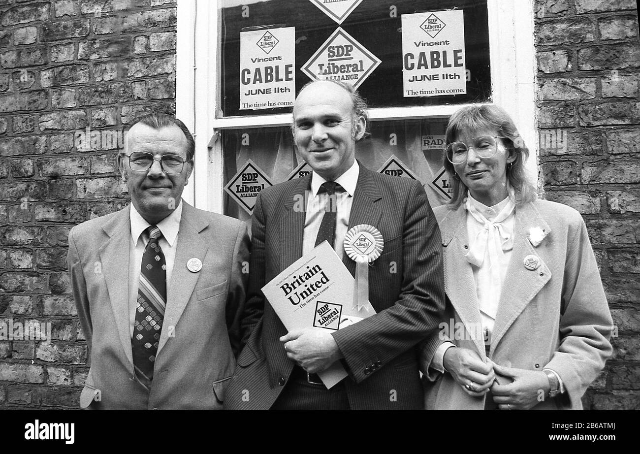 1987, storico candidato politico liberale SDP, vince Cable, con i membri del suo team di supporto per la strada in possesso di un opuscolo intitolato "Britain United", Yorkshire, Inghilterra, Regno Unito. Nel 1966 Cable entrò a far parte del Partito laburista e divenne consigliere negli anni '70, ma nel 1982 venne defesso al partito socialdemocratico (SDP), che in seguito si amalgamò con il Partito Liberale per formare i liberaldemocratici. York Born Cable non è riuscito a entrare in parlamento quattro volte fino a quando non è stato eletto per la consistenza meridionale di Twickenham nel 1997. Divenne vice leader dei liberali democratici nel 2006. Foto Stock