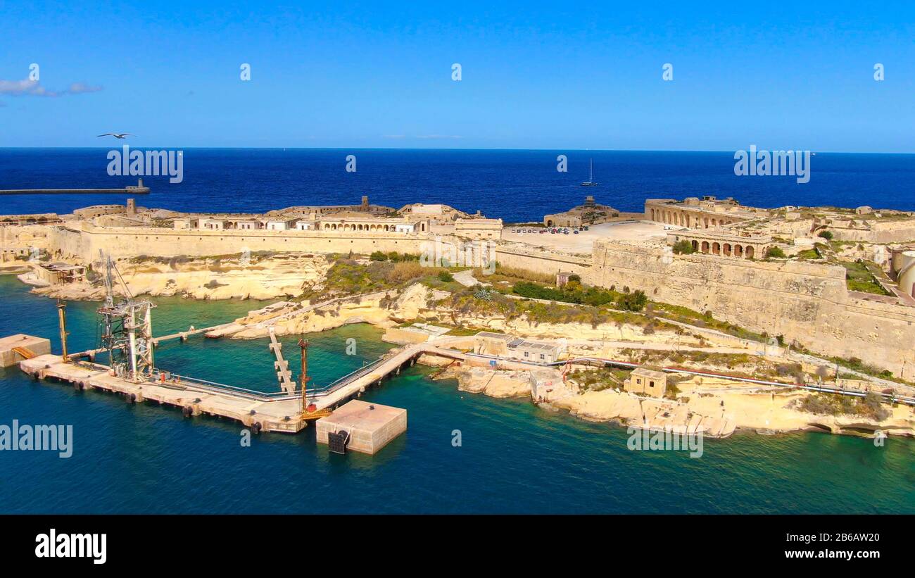 Bellissima baia di Rinella a Malta dall'alto Foto Stock