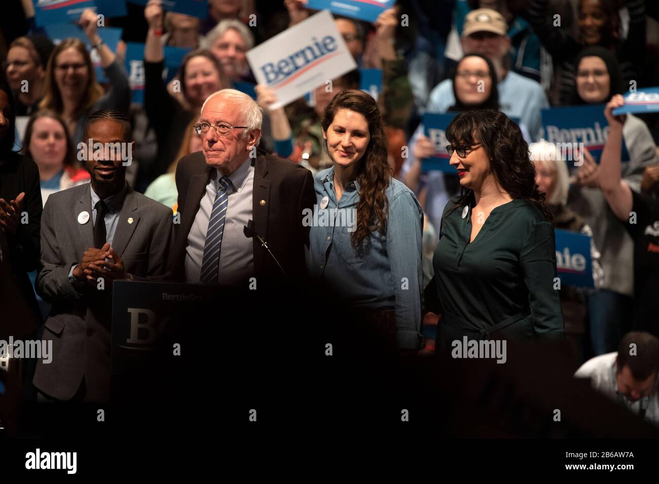 Saint Louis, MO, USA - 9 marzo 2020: Senatore Bernie Sanders con sostenitori al Bernie 2020 Rally nel centro di Saint Louis. Foto Stock