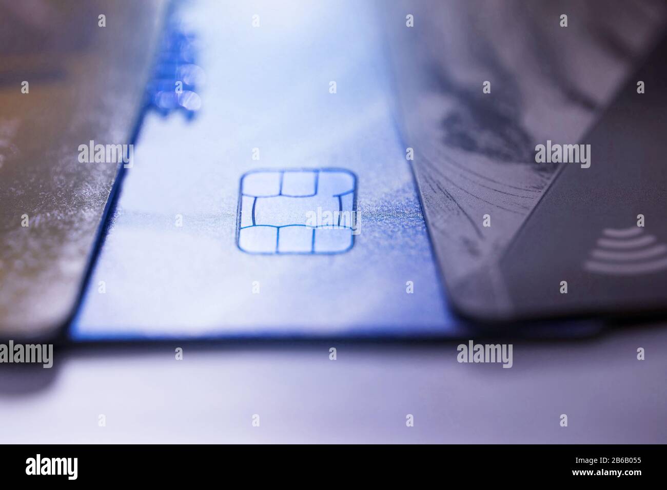 Carta di credito elettronica senza contatto con microchip a messa a fuoco selettiva. Macro di una carta di credito. Pagamenti senza contatto Foto Stock