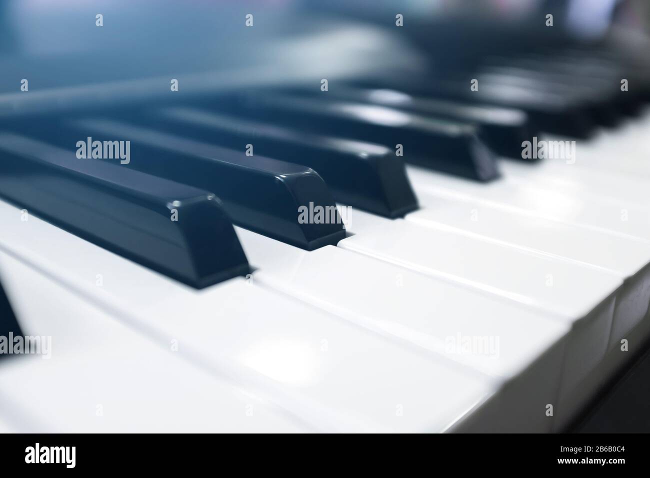 Sintetizzatore tastiera. Tastiera piano con messa a fuoco selettiva. Pianoforte classico. Musica Foto Stock