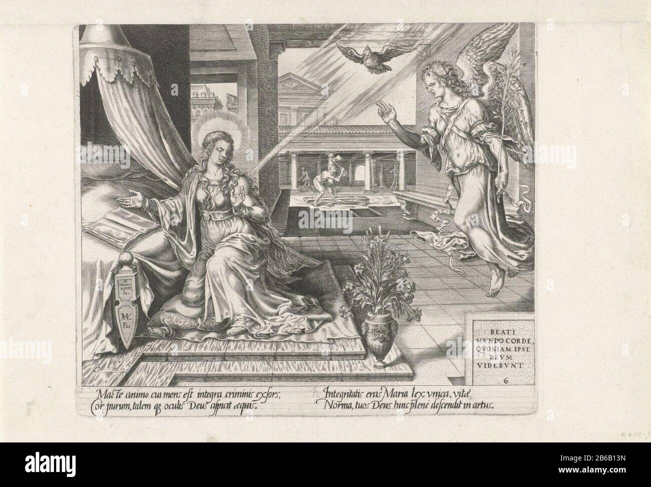 Annunciazione Beati i puri di cuore sono le otto beatitudini (titolo della serie) che l'angelo Gabriele annunciò a Maria che concepirà. Mary si inginocchia su un letto Dove: Situato su un libro aperto battuto. Lo Spirito Santo discende come una colomba. Sullo sfondo Joseph tagliò il legno. La stampa fa parte di una serie sulle otto beatitudini di Cristo e illustra la beatitudine: Beati i puri di cuore. Nell'angolo in basso a destra il testo di Matt. 5: 8 in latino. Giù nel margine un versetto in latino sulla beatitudine e voorstelling. Produttore : printmaker: Harmen Jansz Muller (edificio elencato), des Foto Stock