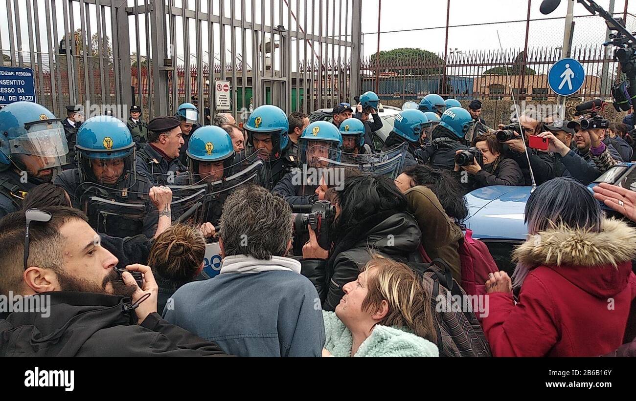 Roma, 9 marzo 2020: Coronavirus, proteste dei membri della famiglia dei prigionieri di fronte alla prigione di Rebibbia Foto Stock
