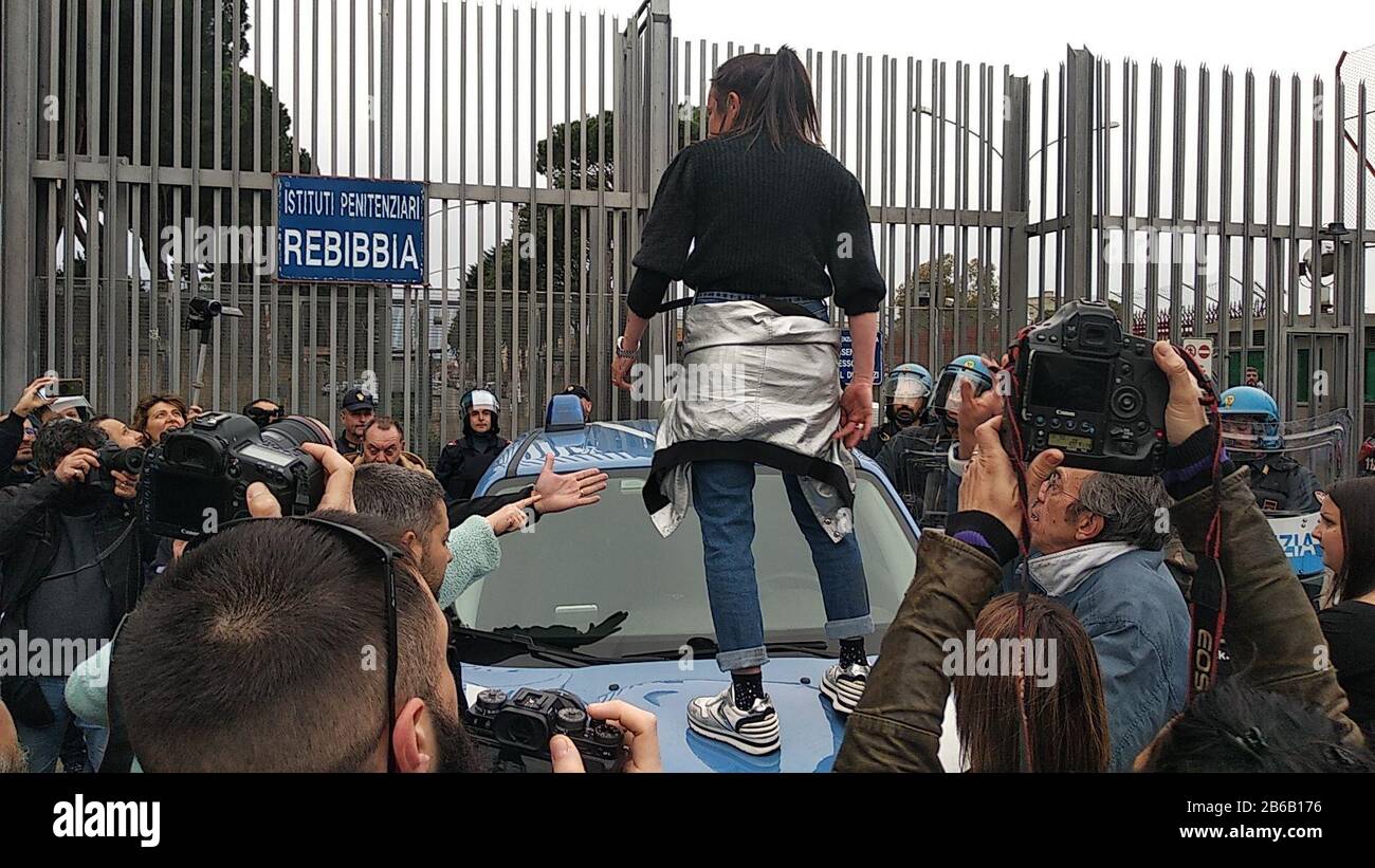 Roma, 9 marzo 2020: Coronavirus, proteste dei membri della famiglia dei prigionieri di fronte alla prigione di Rebibbia Foto Stock
