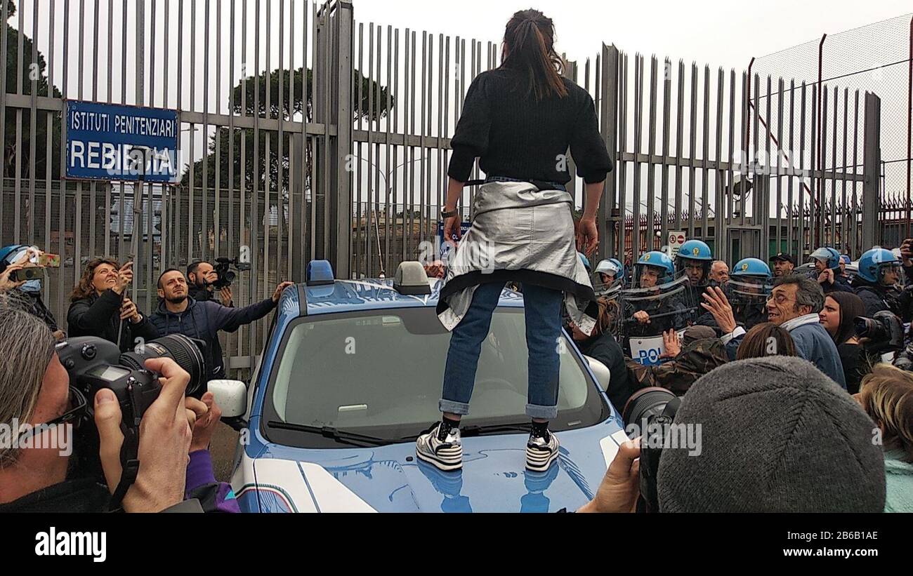 Roma, 9 marzo 2020: Coronavirus, proteste dei membri della famiglia dei prigionieri di fronte alla prigione di Rebibbia Foto Stock